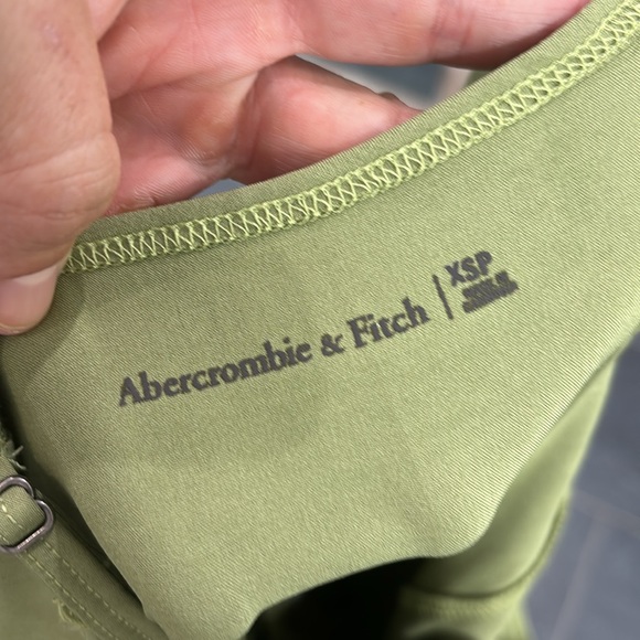 Abercrombie green traveler romper with drawstring waist - Picture 3 of 4